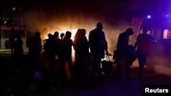 1일 이스라엘 군이 내린 칸 유니스의 대피령 이후 해당 지역의 팔레스타인인들이 안전지대로 피신을 하고 있다.