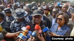 Gwamna Fubara yayin da yake ganawa da manema labarai a inda tankar mai ta yi gobara a birnin Fatakwal (Hoto: Facebook/Siminalayi Fubara)