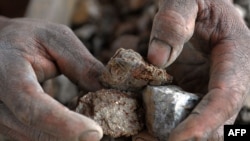 រូបឯកសារ៖ បុរសម្នាក់​បង្ហាញ​ដុំមាស​ដែល​រែង​បាន​ នៅខេត្ត​មណ្ឌលគិរី កាលពីថ្ងៃទី ១៣ ខែមករា ឆ្នាំ២០១១។