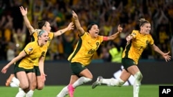 (Kiri ke kanan) Ellie Carpenter, Caitlin Foord, Sam Kerr dan Steph Catley bersorak setelah menang adu penalti dari lawan tim sepak bola putri Prancis dalam perempat final Piala Dunia di Brisbane, Sabtu, 12 Agustus 2023. (Foto: Darren England/AAPImage via AP)