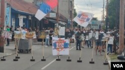 Navijači i desničari blokiraju ulaz u Dorćol plac i sprečavaju održavanje festivala Mirdita u Beogradu (foto: Rade Ranković)