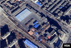 단둥 세관에 북한 쪽을 향하고 있는 트럭 6대가 보인다. 사진=Airbus (via Google Earth)