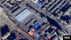 단둥 세관에 북한 쪽을 향하고 있는 트럭 6대가 보인다. 사진=Airbus (via Google Earth)
