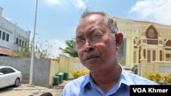 លោក យី សុខសាន្ត មន្ត្រីស៊ើបអង្កេតជាន់ខ្ពស់របស់សមាគមការពារសិទ្ធិមនុស្សអាដហុក ផ្តល់កិច្ចសម្ភាសន៍ជាមួយក្រុមអ្នកសារព័ត៌មាន ក្រោយបញ្ចប់សវនាការលើកទី៦ នៅពីមុខសាលាឧទ្ធរណ៍ភ្នំពេញ នាថ្ងៃទី៤ ខែមេសា ឆ្នាំ២០២៤។ (ស៊ឹម ចាន់សំណាង/វីអូអេ)