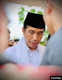 Presiden Jokowi di Rumah Geudong Kecamatan Glumpang Tiga Kabupaten Pidie, Aceh, Selasa (27/6). (Foto: Courtesy/Setpres RI)