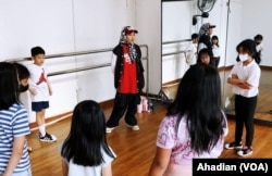 Viera mengajar kelas tari untuk anak-anak di Rafa Dance International, Jakarta, 18 April 2024. (Foto: Ahadian Utama/VOA)