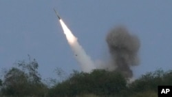 រូបឯកសារ៖ រ៉ុក្កែតសម្រាប់យានបាញ់មីស៊ីល HIMARS របស់អាមេរិក បាញ់មីស៊ីល​មួយគ្រាប់ អំឡុងពេលធ្វើសមយុទ្ធយោធារួមគ្នានៅ​ស្ថានីយ៍កងទ័ពជើងទឹក​ហ្វីលីពីន នៅ​ថ្ងៃទី២៦ ខែមេសា ឆ្នាំ២០២៣។ អាមេរិក​កំពុងផ្តល់ជំនួយ​យោធាថែមទៀត​ដល់អ៊ុយក្រែន​ក្នុងកញ្ចប់​ដែល​រួមបញ្ចូល​រ៉ុក្កែតជាច្រើនទៀត​សម្រាប់ HIMARS។