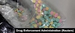 FILE: Pil fentanyl yang disita oleh petugas dari Drug Enforcement Administration terlihat pada gambar selebaran ini, di New York, AS, 4 Oktober 2022. (Drug Enforcement Administration/Handout via REUTERS)