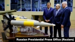 俄罗斯总统普京在图拉州官员的陪同下视察位于图拉的谢格洛夫斯基瓦尔机械制造厂。（2022年12月23日）