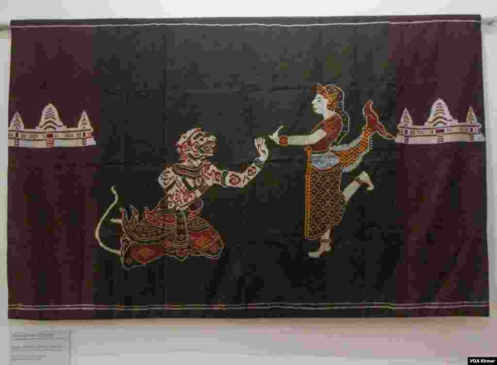 ហូលពិតានខ្មែរដែលត្បាញពីរូបហនុមាន និងនាងមច្ឆា ក្នុងពិព័រណ៍ហូលពិដានខ្មែរ នៅសារមន្ទីជាតិ រាជធានីភ្នំពេញ កាលពីថ្ងៃទី ២៧ ខែមីនា ឆ្នាំ២០២៤។ (ស៊ឹម ចាន់សំណាង/វីអូអេខ្មែរ) 