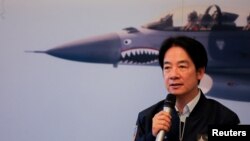 Presiden Taiwan Lai Ching-te mengunjungi tentara dan personel angkatan udara di Hualien, Taiwan, 28 Mei 2024. (Foto: REUTERS/Ann Wang)