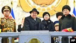 지난 2월 평양에서 열린 열병식에 참석한 김정은 북한 국무위원장과 딸 김주애.