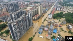 中国广东省清远市遭洪水袭击街道房屋被淹。（2024年4月22日）