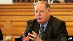 Republikanac Den Hokins, predsedavajući donjeg doma u skupštini Kanzasa tokom glasanja o novom zakonu