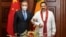 资料照片: 2022年1月9日中国外交部长王毅(左)在斯里兰卡科伦坡会见时任斯里兰卡总理马欣达·拉贾帕克萨