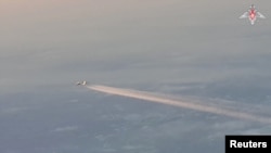 Pembom strategis Rusia dalam penerbangan rutin di atas perairan internasional di Kutub Utara, dalam gambar ini diambil dari rekaman yang dirilis 14 Agustus 2023. (Kementerian Pertahanan Rusia/ Selebaran via REUTERS)