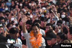 លោក Pita Limjaroenrat មេដឹកនាំនិងបេក្ខជននាយករដ្ឋមន្ត្រីនៃគណបក្ស Move Forward លើកដៃស្វាគមន៍ក្រុមអ្នកគាំទ្រ អំឡុងធ្វើយុទ្ធនាការនៅទីក្រុងបាងកក ប្រទេសថៃ កាលពីថ្ងៃទី ២២ ខែមេសា ឆ្នាំ ២០២៣។