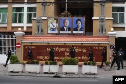 រូបឯកសារ៖ ប៉ូលិសដើរល្បាតនៅខាងក្រៅបរិវេណសាលាដំបូងរាជធានីភ្នំពេញ ក្នុងអំឡុងសវនាការកាត់ទោសសកម្មជនគណបក្សប្រឆាំងដែលពាក់ព័ន្ធនឹងការធ្វើមាតុភូមិនិវត្តន៍របស់លោក សម រង្ស៊ី រាជធានីភ្នំពេញ ថ្ងៃទី ១៧ ខែមីនា ឆ្នាំ ២០២២។