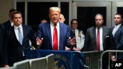 Mantan Presiden Donald Trump meninggalkan gedung pengadilan pidana Manhattan usai menjalani sidang pra-peradilan di New York, 25 Maret 2024. (Foto: Mary Altafaffer/AP Photo)