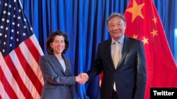 资料照：美国商务部长吉娜·雷蒙多和中国商务部长王文涛5月25日在华盛顿进行会晤 （图片来源：Twitter@SecRaimondo)