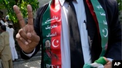 Para pendukung mantan perdana menteri Pakistan Imran Khan mengacungkan tanda dua jari sebagai simbol kemenangan (victory) atas putusan pengadilan, di Islamabad, Pakistan, 29 Agustus 2023. (Foto: Anjum Naveed/AP Photo)