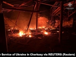 Sebuah gudang terbakar setelah serangan drone Rusia di Uman, wilayah Cherkasy, Ukraina, 1 Oktober 2023. (Foto: Press service of the State Emergency Service of Ukraine in Cherkasy via REUTERS)
