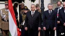 Ariva - Premijer Mađarske Viktor Orban, u centru, čeka na dolazak pape Franje, na trgu Palate Šandor, u Budimpešti, 28. aprila 2023.