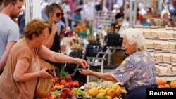 Suasana di pasar Campo de' Fiori, Roma, Italia, 15 Juni 2022. (REUTERS/ Guglielmo Mangiapane)