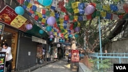 藏传集市出售雕像、香烛、披肩、绘画和藏族手工艺品(美国之音/贾尚杰)