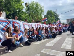 Maturanti Osnovne škole Vuk Karadžić u Zvečanu maturu proslavljaju ispred opštinske zgrade, Kosovo, 5. juna 2023. (Foto: Glas Amerike/Budimir Ničić)