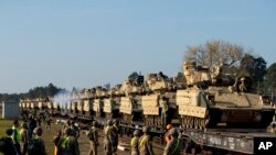 Američki vojnici pripremaju se da istovare Bredli pešadijska vozila iz vagona na železničkoj stanici Pabrade blizu Viljnusa u Litvaniji, 21. oktobar, 2019.(Foto: AP/Mindaugas Kulbis)