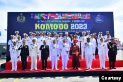 Indonesia, Senin lalu (5/6) secara resmi membuka latihan gabungan “Multilateral Naval Exercise Komodo” atau MNEK 2023 di Makasar, Sulawesi Selatan. Latihan gabungan non perang itu diikuti oleh angkatan laut dari 36 negara, termasuk Amerika, China, Jepang, Korea Selatan dan Rusia. (Courtesy: Dinas Penerangan TNI AL )