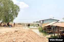 ទីតាំងវិវាទរវាងពលរដ្ឋនិងក្រុមហ៊ុនសាងសងព្រលាន OCIC ចាក់ដី នៅត្រង់ទំនប់៩៤ ក្នុងស្រុកកណ្តាលស្ទឹង ខេត្តកណ្តាល ថ្ងៃទី២៧ ខែមីនា ឆ្នាំ២០២៤។ (លាស់ លីបលីប/វីអូអេ)