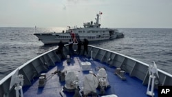 中国海警船在菲律宾近海的第二托马斯海滩（仁爱礁）海域阻拦菲律宾海岸警卫队巡逻船。（2023年10月4日）
