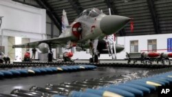 资料照：一架台湾幻影 2000 喷气式飞机停在台湾新竹空军基地的机库里。（2023年1月11日）