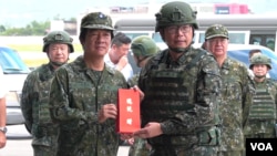 台湾总统赖清德(左二)星期二(7月23日)率领国防部部长顾立雄及国安会秘书长吴钊燮，身着迷彩服、赴东台湾花莲视导汉光演习(美国之音特约记者庄志伟拍摄)