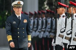 Menteri Pertahanan China Dong Jun saat upacara penyambutan di Kementerian Pertahanan di Singapura pada 30 Mei 2024. (Foto: AFP)