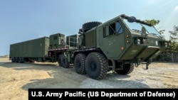 资料照片：美国陆军太平洋司令部公布的照片显示美国空军C-17“全球霸”运输机在吕宋岛卸载“堤丰”陆基机动导弹系统。