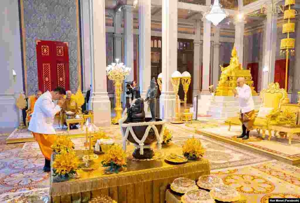 នាយករដ្ឋមន្ត្រី​ចាត់តាំង លោក ហ៊ុន​ ម៉ាណែត នៅ​ក្នុង​ពិធីស្បថ​ចូល​កាន់​តំណែង​ក្នុង​ព្រះបរមរាជវាំង​ កាល​ពី​ថ្ងៃ​ទី​២១ ខែ​សីហា ឆ្នាំ​២០២៣ នៅ​រាជធានី​ភ្នំពេញ។