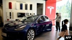 资料照：北京的一家特斯拉电动车专卖店。（2020年5月10日）