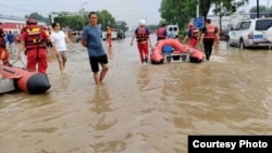 河北涿州一烧烤美食城老板发来街道被淹照片。（2023年8月2日）