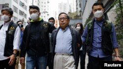 Mantan Wakil Ketua Aliansi Hong Kong untuk Mendukung Gerakan Demokrasi Patriotik Tiongkok, Albert Ho, berjalan setelah penangkapannya oleh polisi, di Hong Kong, China, 21 Maret 2023. (Foto: REUTERS/Tyrone Siu)