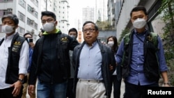 香港警察再次逮捕香港著名民主人士何俊仁。（2023年3月21日）