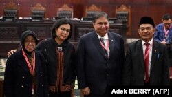 Menteri Sosial Tri Rismaharini, Menteri Keuangan Sri Mulyani, Menko Perekonomian Erlangga Hartarto, Menko Pembangunan Manusia dan Kebudayaan Muhadjir Effendy di Mahkamah Konstitusi di Jakarta, 5 April 2024. (Foto: Adek BERRY/AFP)