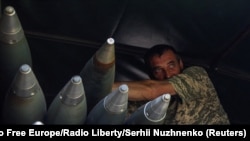 2023年5月19日，在乌克兰前线城镇巴赫穆特附近，一名乌克兰军人站在一辆装载BM-21 Grad多管发射系统的卡车上。