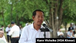 រូបឯកសារ៖ លោក រ៉ុង ឈុន ថ្លែងក្នុងពិធីបង្សុកូលរំឮកវិញ្ញាណ​ក្ខន្ធ​ជនរងគ្រោះ​​របបខ្មែរក្រហមនៅ​សារមន្ទីរជើងឯក​ថ្ងៃ​ទី​ ១៧ ខែមេសា ឆ្នាំ ​​២០២៣។ (កាន់ វិច្ឆិកា/វីអូអេ)