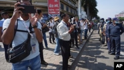 រូប​ឯកសារ៖ អ្នក​សារព័ត៌មាន​ថត​រូប​និង​យក​ព័ត៌មាន​នៅ​មុខ​សាលាដំបូង​រាជធានី​​ភ្នំពេញ ក្នុង​រឿងក្តី​លោក កឹម សុខា អតីត​ប្រធាន​គណបក្ស​សង្គ្រោះជាតិ កាល​ពី​ថ្ងៃ​ទី​៣ ខែ​មីនា ឆ្នាំ​២០២៣។