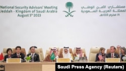 2023年8月6日，在沙特阿拉伯吉达，来自中国、美国和沙特阿拉伯的代表参加会谈，旨在推动俄罗斯和平结束乌克兰战争。Saudi Press Agency (Reuters）