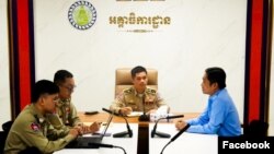 សកម្មភាពសាកសួរ​ឧត្តមសេនីយ៍ កែវ សារ៉ាវុធ ដែលជាប្រធានក្រុមការងារចុះទៅធ្វើសវនកម្មក្នុងស្រុកសាមគ្គីមានជ័យ ខេត្តកំពង់ស្ពឺ នៅក្រសួងមហាផ្ទៃ រាជធានីភ្នំពេញ កាលពីថ្ងៃទី២១ ខែឧសភា ឆ្នាំ២០២៤។ (Facebook / Ministry of Interior)