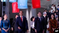 Perdana Menteri Jepang Fumio Kishida menyambut para pemimpin ASEAN termasuk Presiden RI Joko Widodo di Tokyo, Minggu (17/12). 